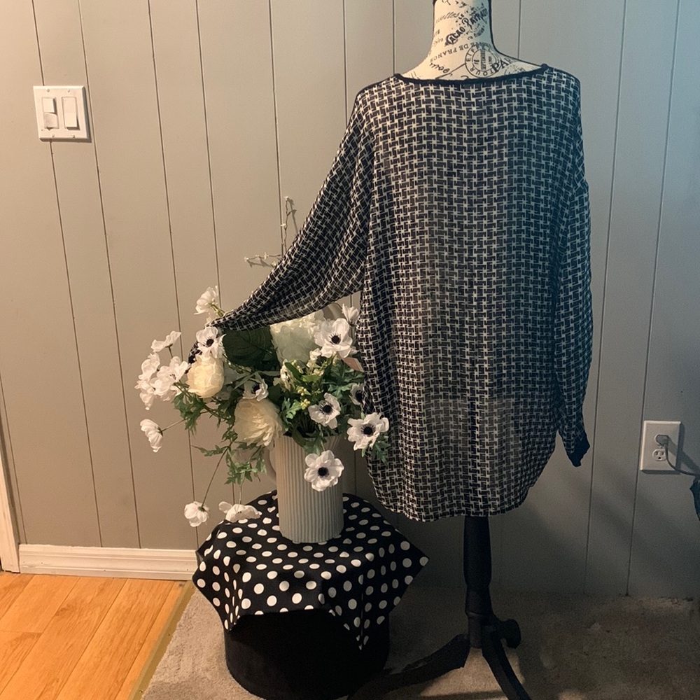 Two-toned different material blouse.